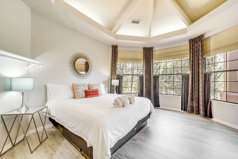 Group Getaway w/ Outdoor Oasis in Sedona!