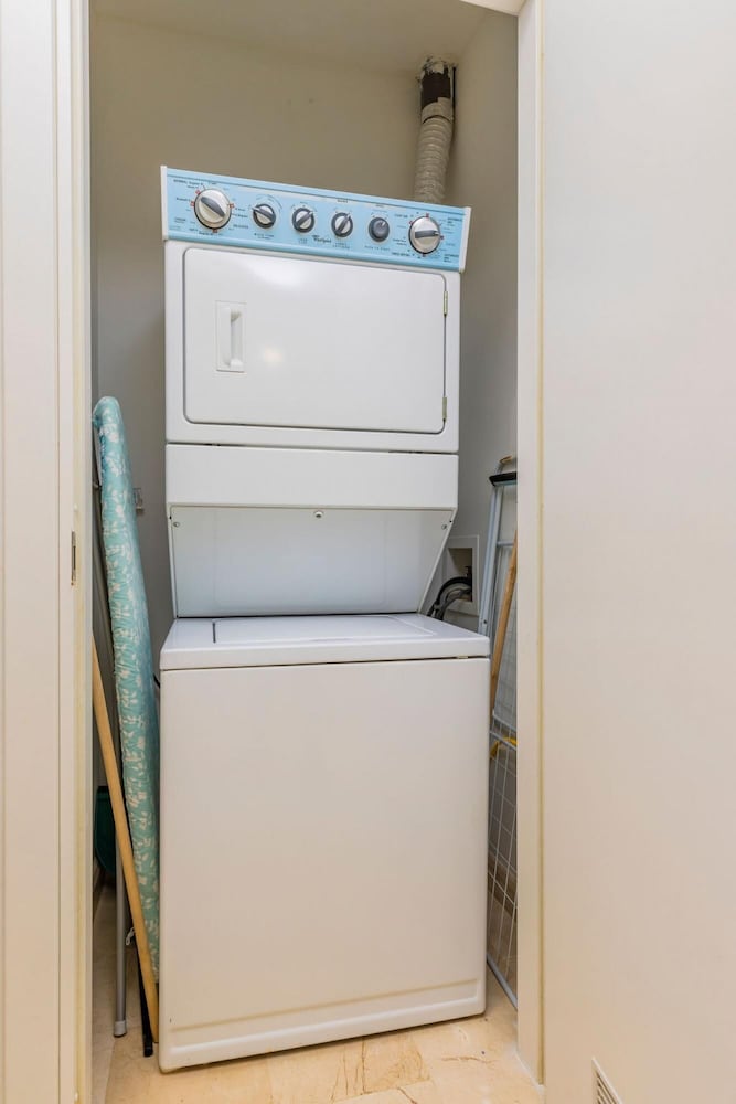Beautiful 2BR Condo w Great Amenities Palmbeach