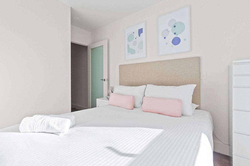 City View 2br, Free Parking, Bright & Central Apt