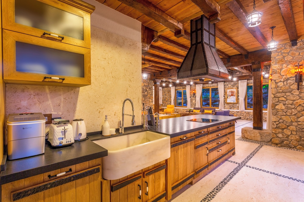 Private Island-Style Ultra Luxury Villa Estate