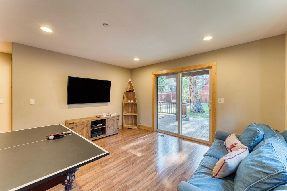 Washoe Chalet by Avantstay Game Room, Hot Tub, Putting Green & Fire Pit