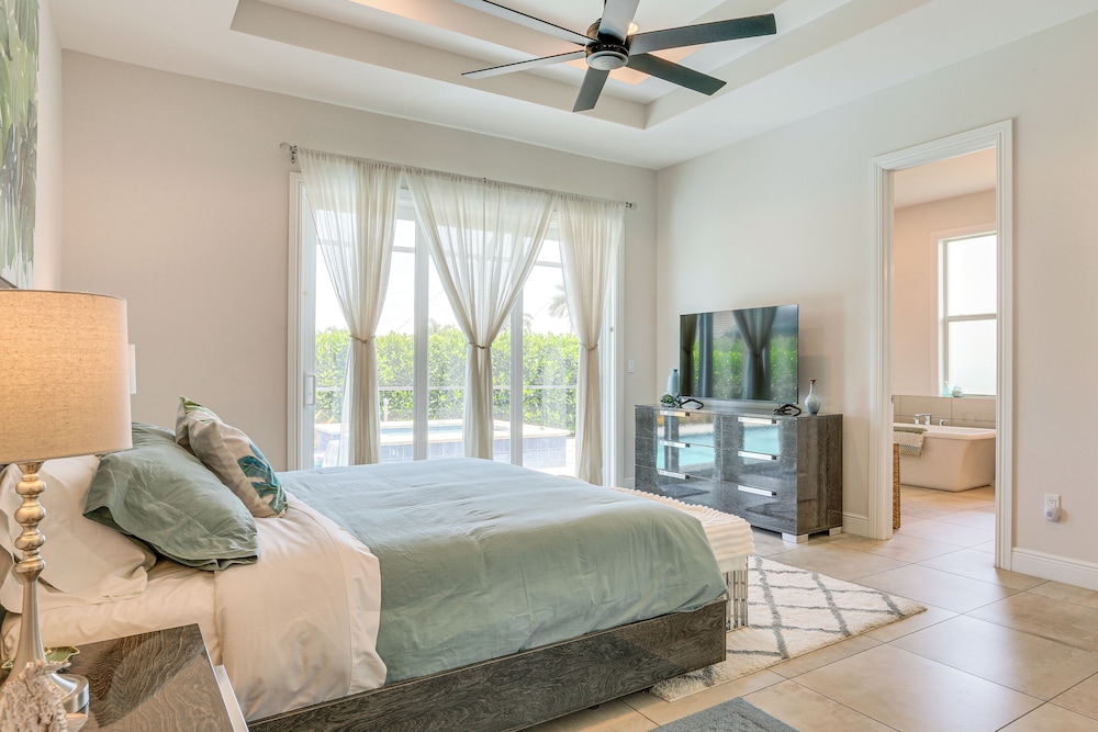 1/2 Mi to Beach: Poolside Oasis on Marco Island!