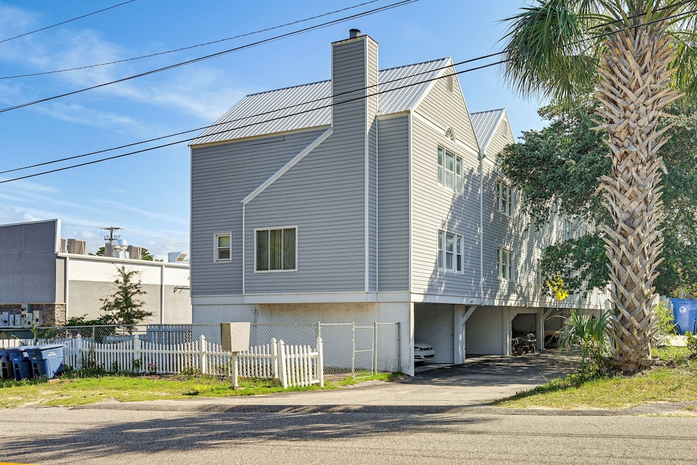 Steps to Sand: Walkable Condo in Myrtle Beach!