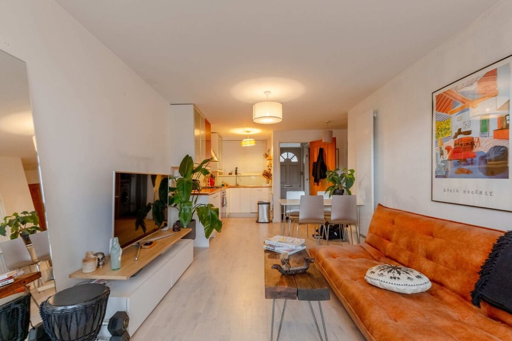 Stunning 1BD Flat w/ Garden Area, Kentish Town!