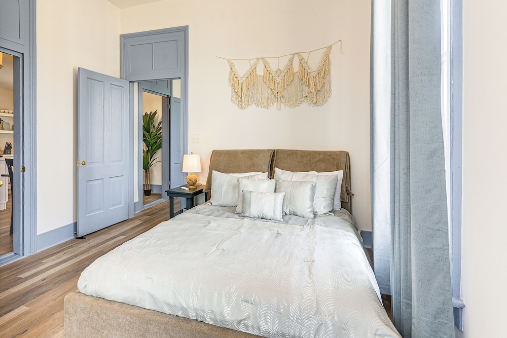 < 1/2 Mi to The Strand: Historic Galveston Apt!