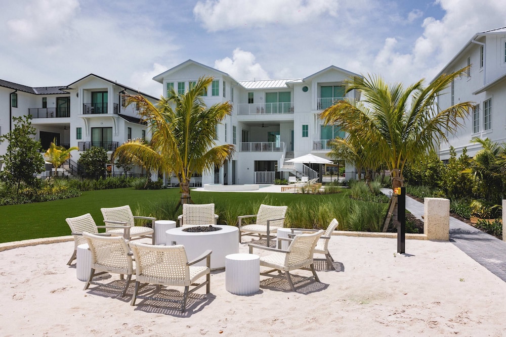 New Waterfront Home - Dreamside House