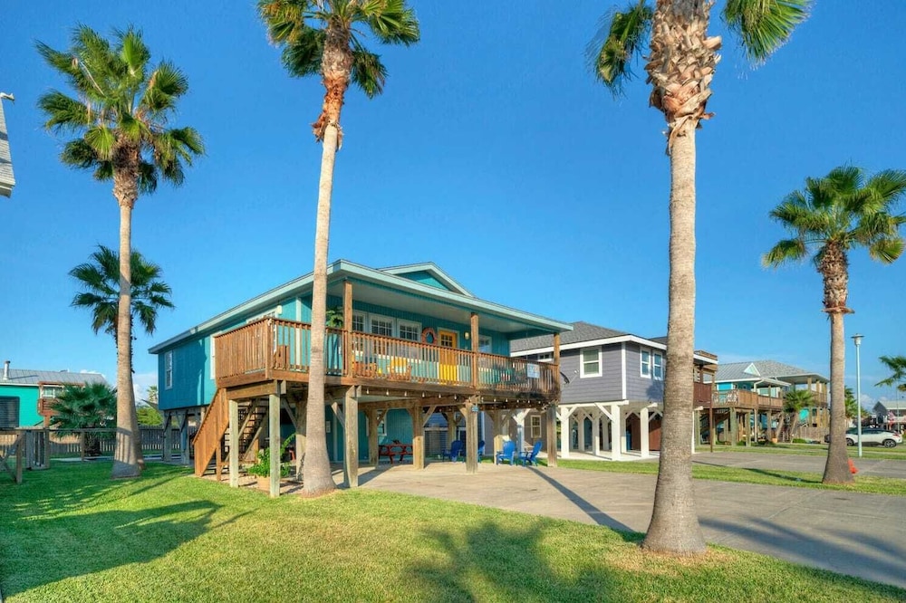 Sleeps 22 2 Homes w/ Private Pool, Game Room, Nature Views 7 BDR Avantstay