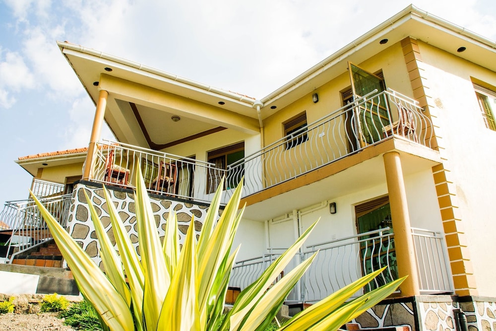 Queen Elizabeth Park View Tourist Lodge