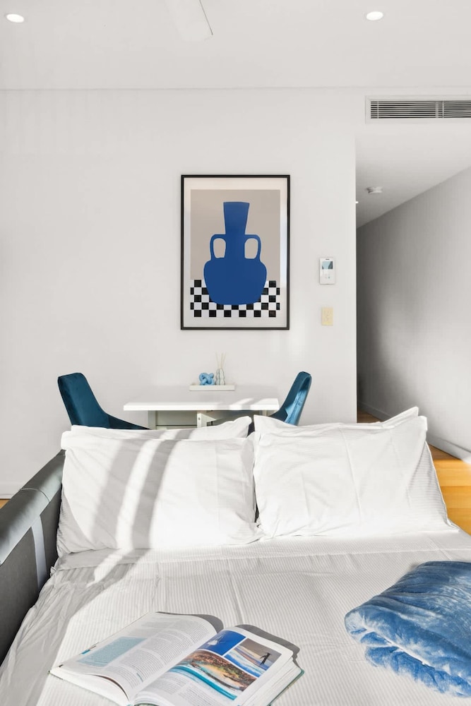 Central Art-deco 1bed With Balcony Aircon