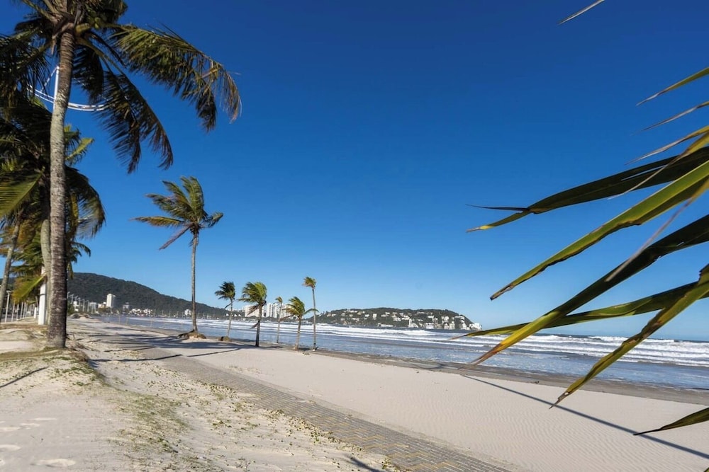 Casa Pet Friendly com 3 su tes a 200m da Praia