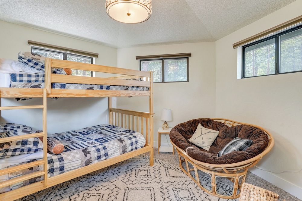 Mid-mod Mountain Cabin Near Thumb Butte Trails!