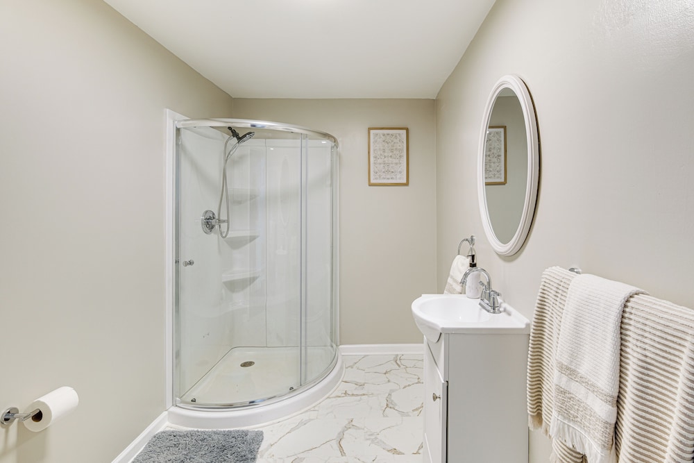 4 Mi to Lake: Unique Family Retreat in Akron Area