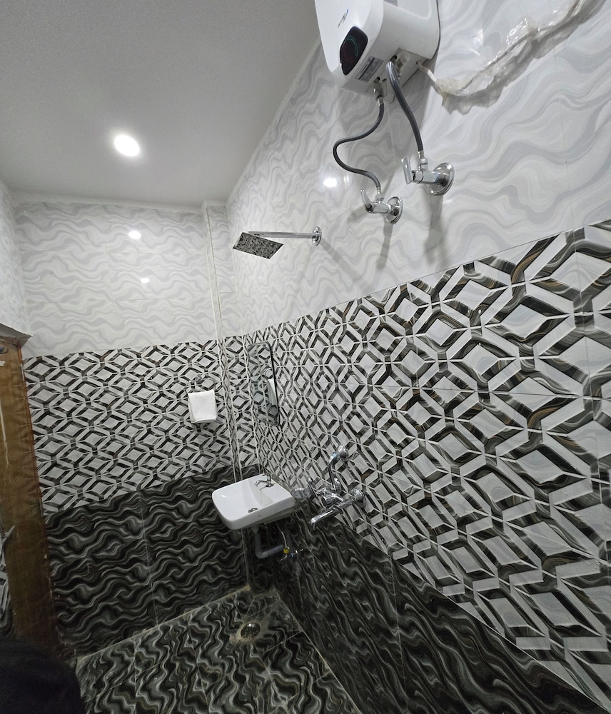 Rudra PGH - just near Temple & Ghats
