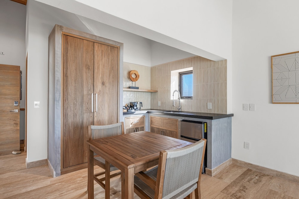 Private Careyeros Oceanfront Living
