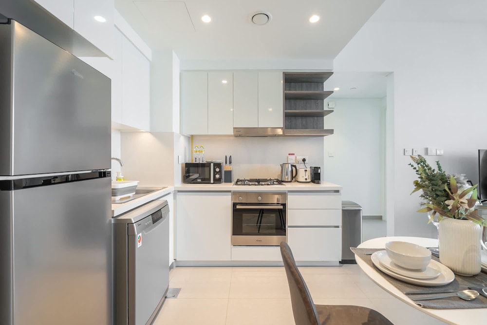 Modern 1-bedroom Apartment Perfect for Family in Downtown With Skyline Views
