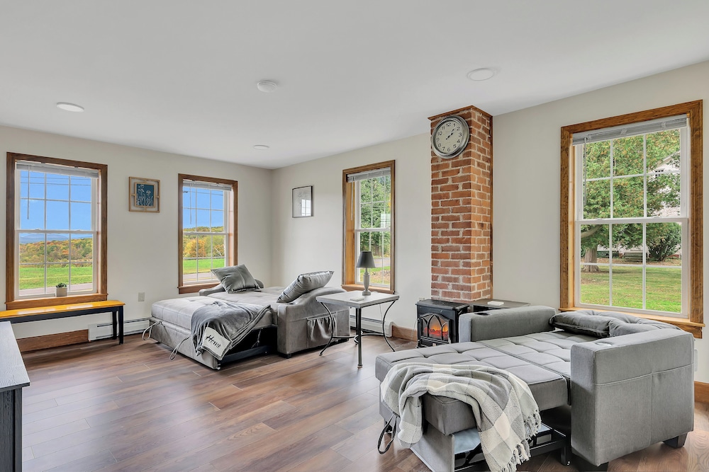 Mountain & Sunset Views: Upstate Family Home