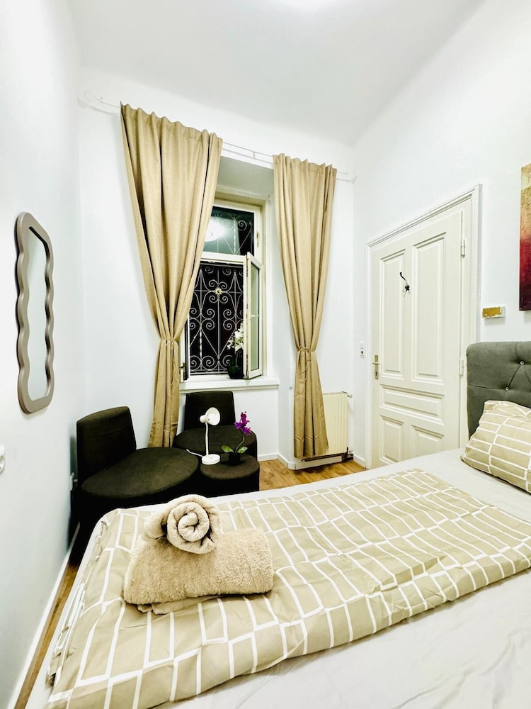 9BR Apt for 18P Walk to Augarten