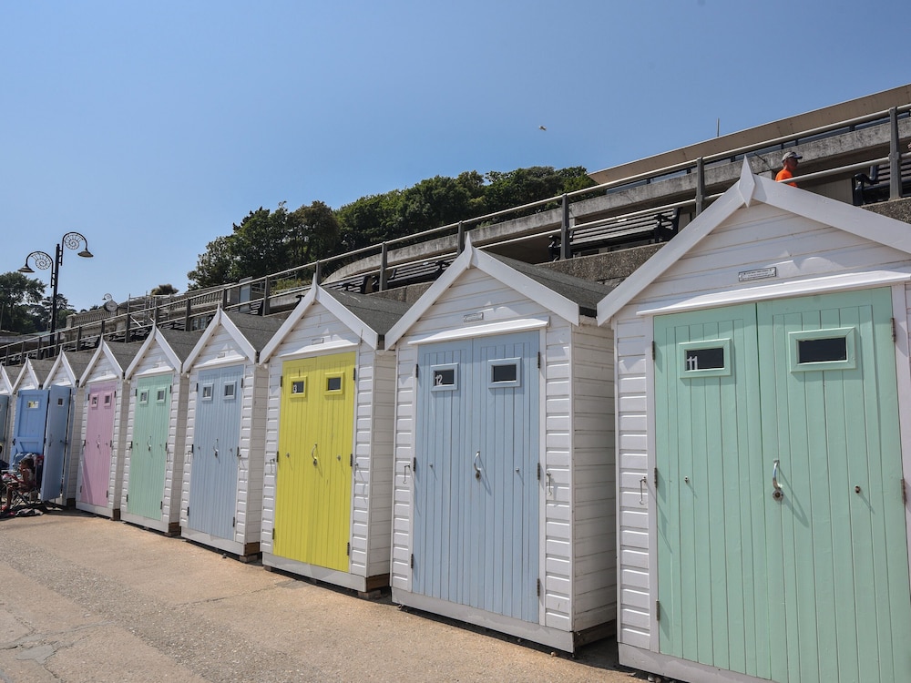 1 Dolphin Cottages