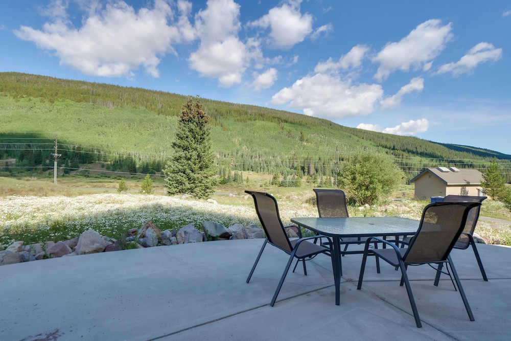 Hot Tub, Pool Table & Fireplaces: Blue River Gem