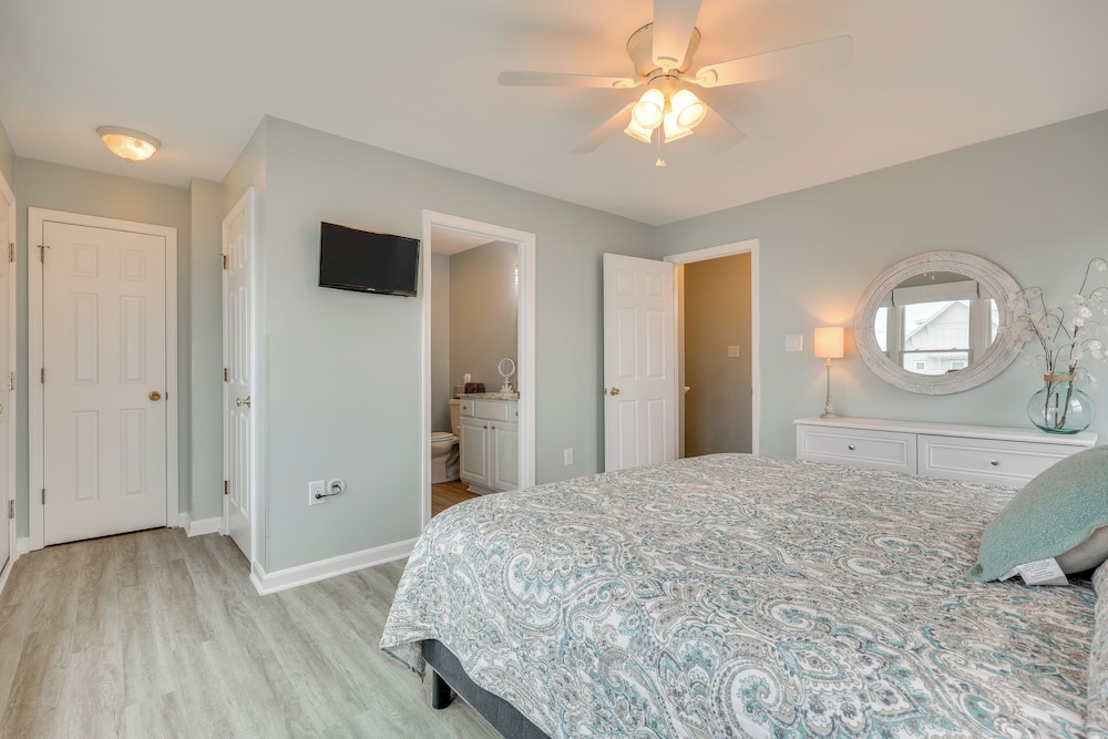Walk to Shore: Multi-deck Townhome in Kure Beach!