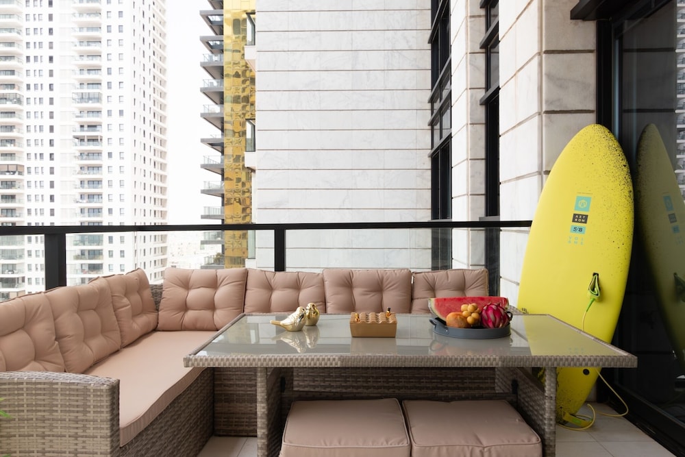 3 BR SeaFront APT Prestigious Tower