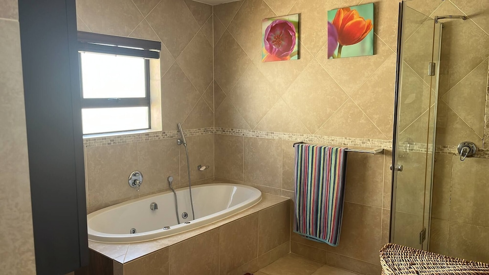 Whispering Waves - Serene Langebaan Getaway With Breathtaking Views