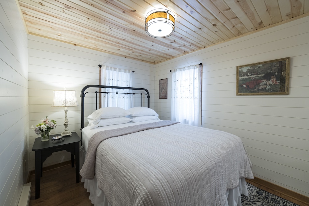 Thorp House Inn & Cottages