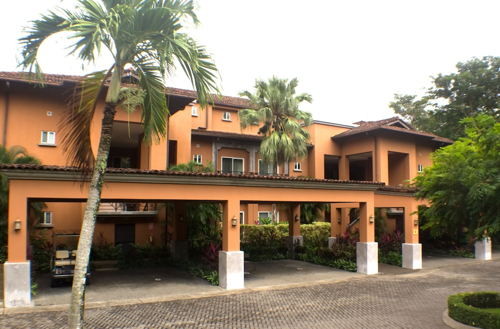 CR Luxury Los Sueños Condos