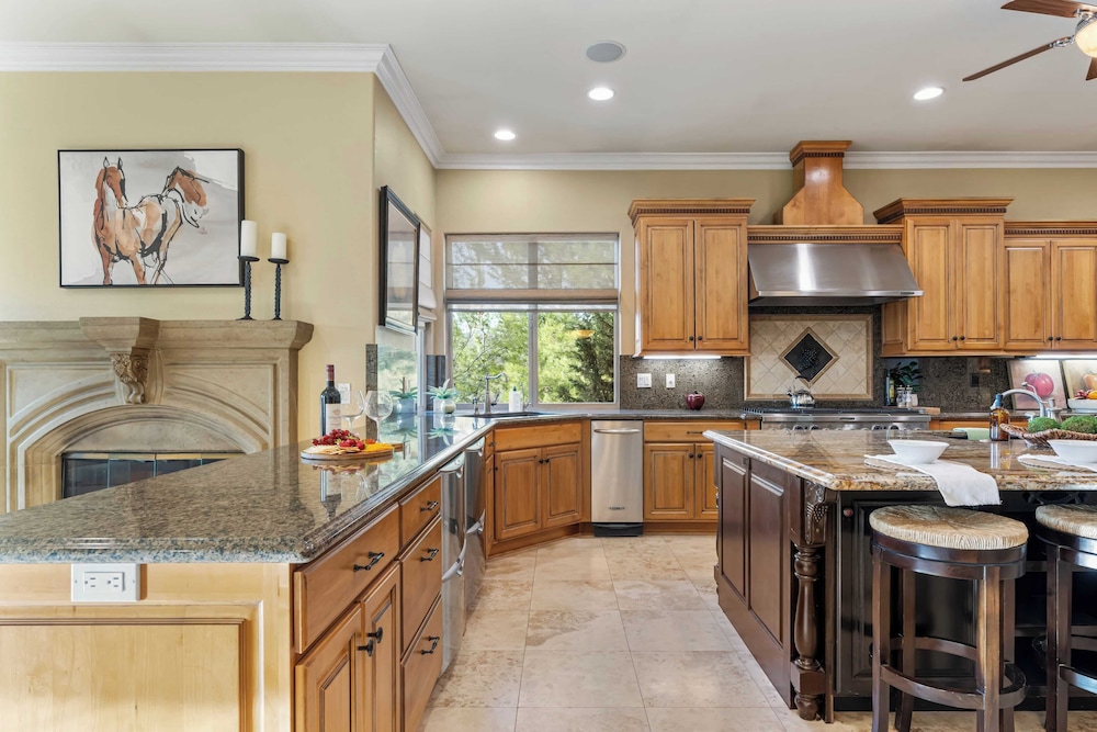 Hilltop Estate w/ Pool, Hot Tub, Fire Pit, Views Cleveland Vista by Avantstay