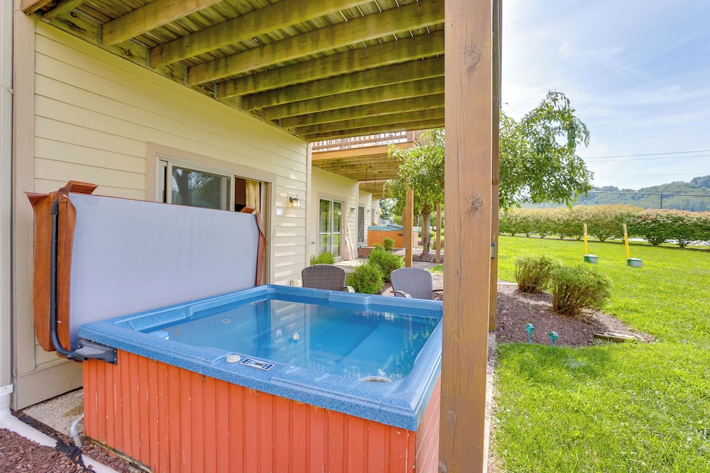 < Half-mi to Lake: Townhome w/ Hot Tub in Mchenry!