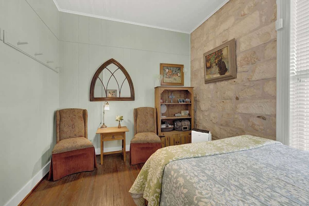 Fountain Suite-stay Right on Historic Main Street in the Heart of Fredericksburg