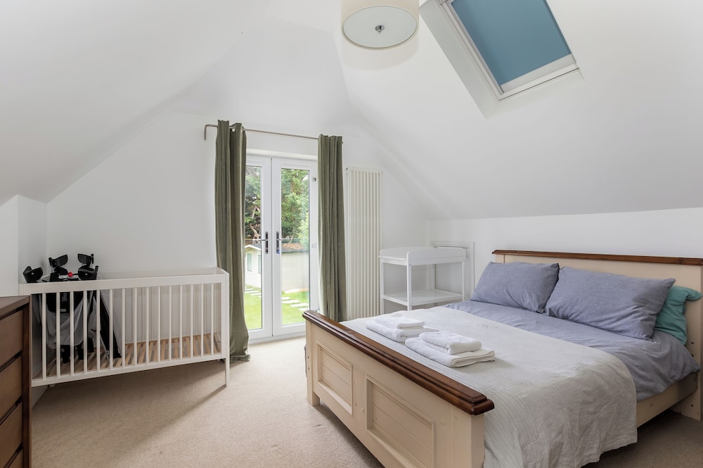 Stunning 5 Bed in the Centre of Bourton view 2