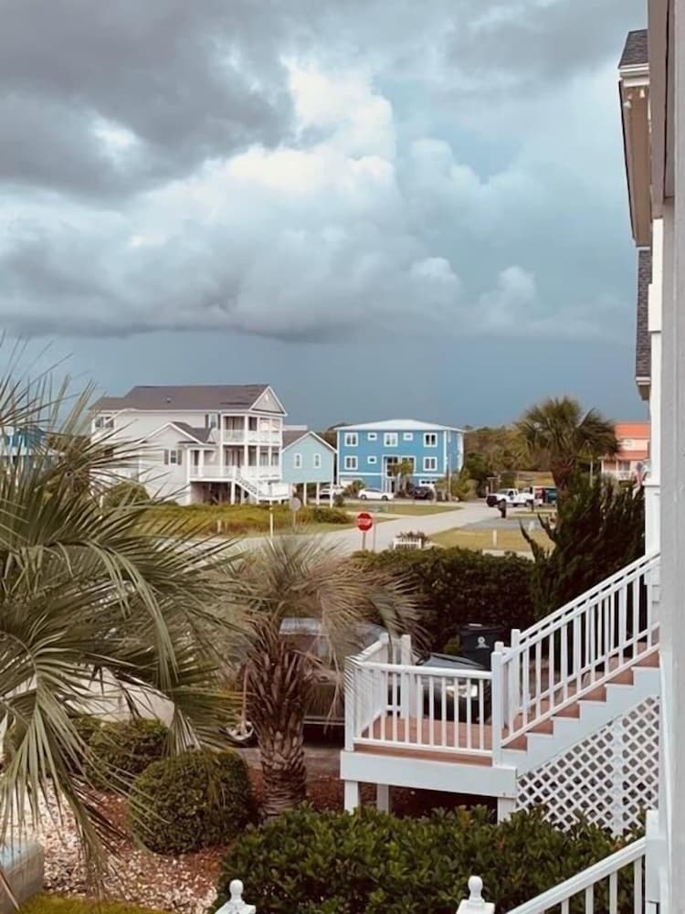 Absolute Bliss Private 4 Bedroom Home by RedAwning