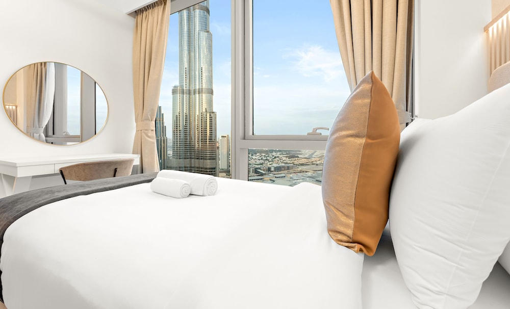 SML Vacation Homes - Sky High Apartments with Burj Khalifa and Dubai Fountain Views @ Grande Signature, Downtown Dubai