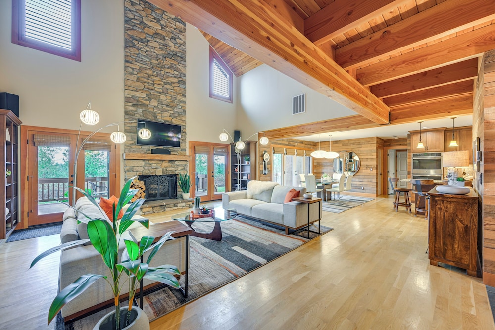 Gorgeous Home w/ Mt Rainier Views: 4 Mi to Poulsbo