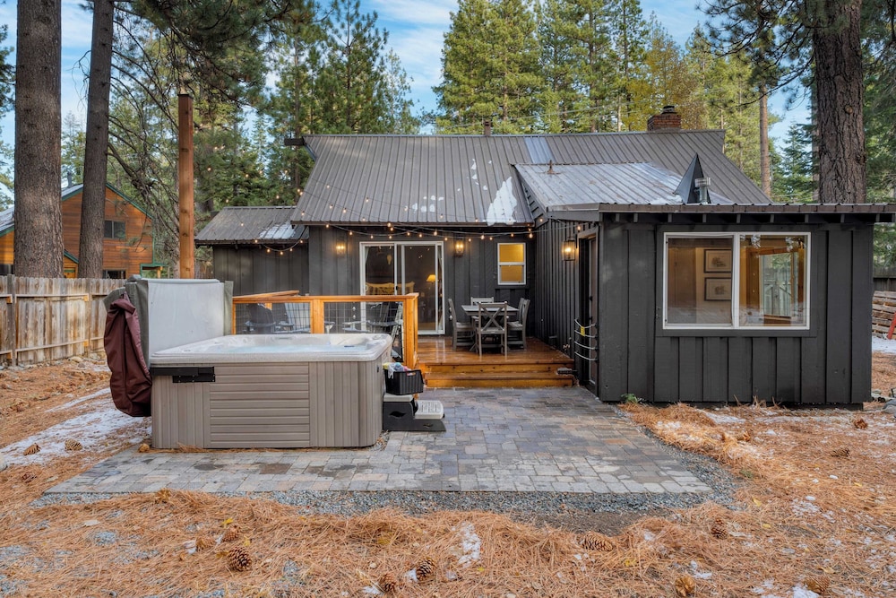 Westlake Cabin by Avantstay Hot Tub, Near Skiing, Walk to Restaurants & Lake!