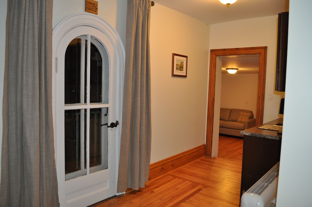 Summerside Vacations - Holman's Heritage Suites - Property Image 7