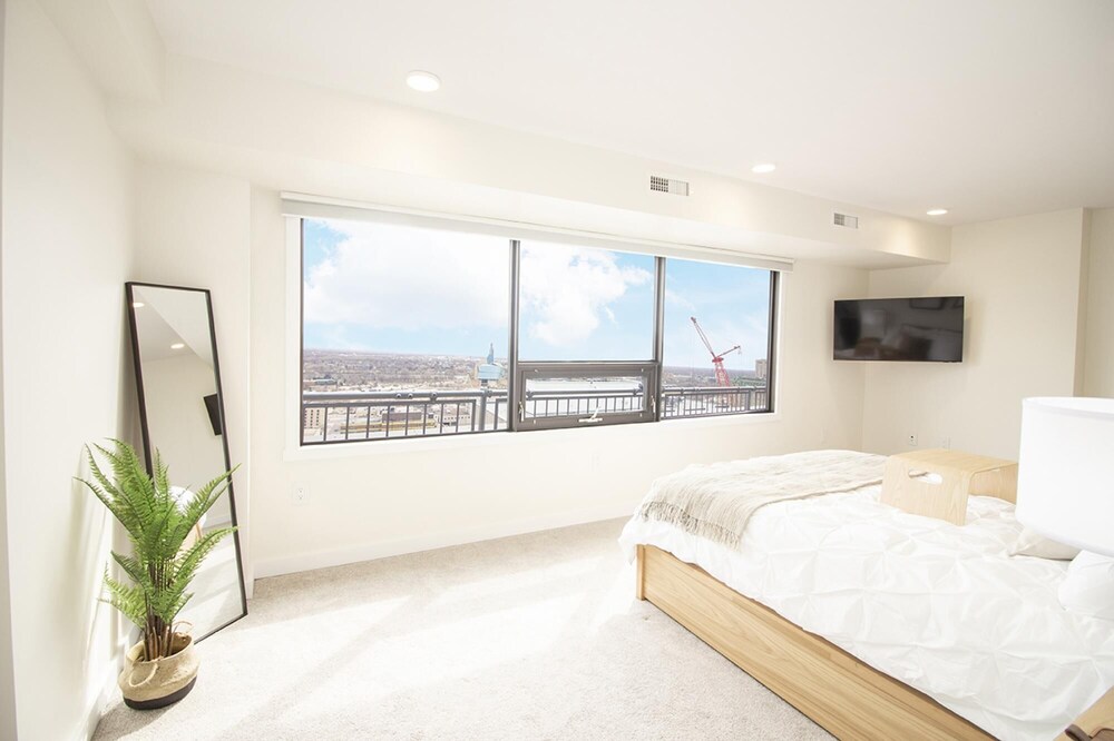 Luxurious 2 bed 2 Bath Penthouse on 23rd Floor PH1 Downtown view 5
