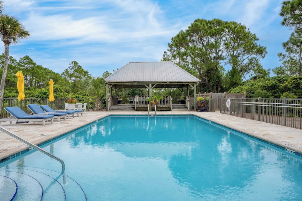 2 Condos, Steps to the Beach Pool+hot Tub, Balcony Lounge Triton & Sea Haven
