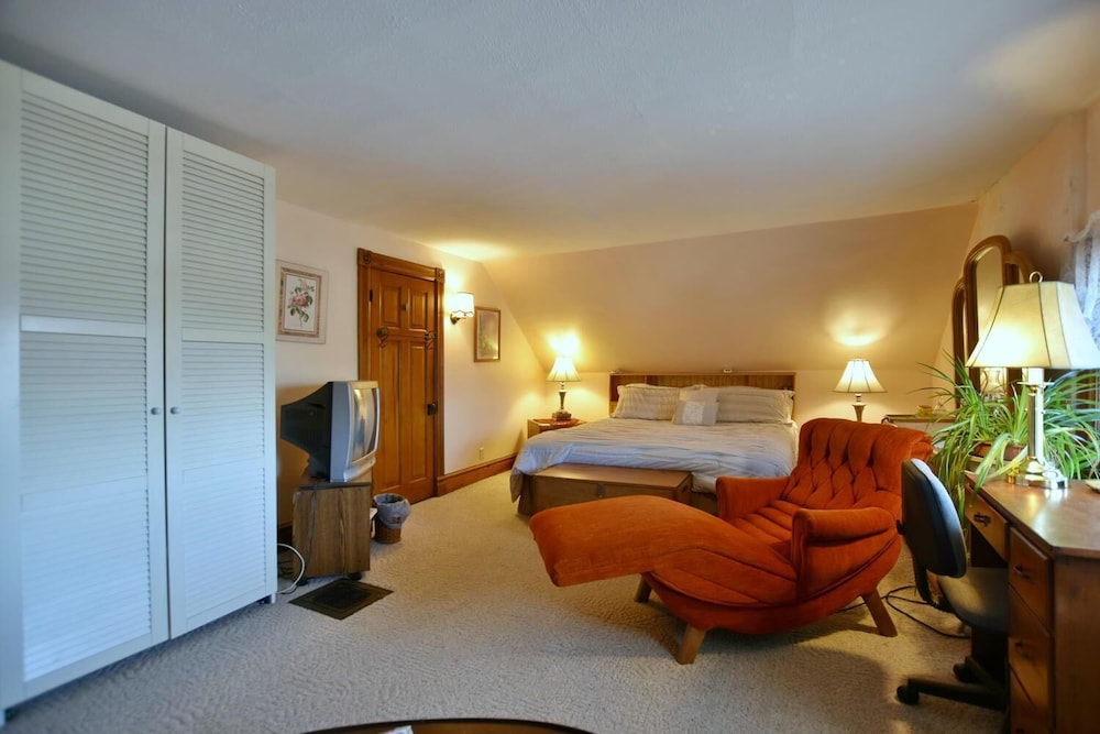 10th Avenue Guest House & Suites