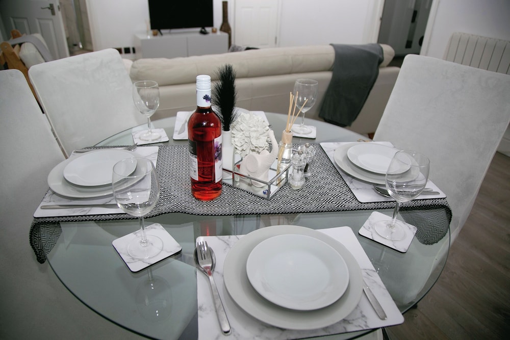2 Bed Flat - Sleeps 3 - Wifi - Parking