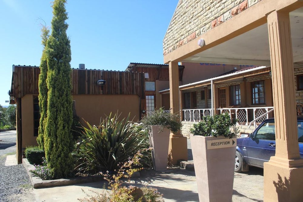 J and E Cyaara Guest House