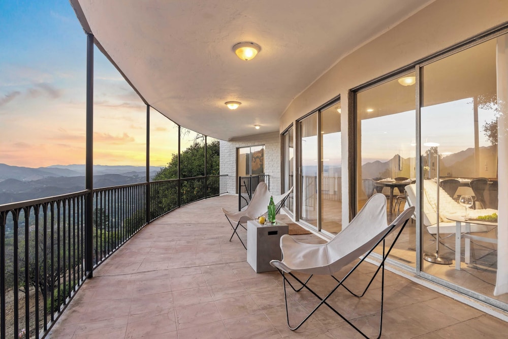 Malibu Hills Home w/ Balcony & Mountain Views Cielo Curve by Avantstay