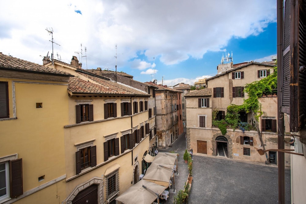 Wonderful Apartment With Balcony in Piazza Margana