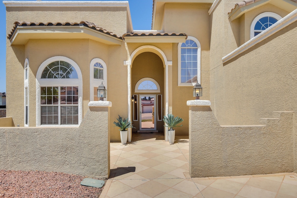 Patio, Pool & Spa: Family Retreat in Horizon City!