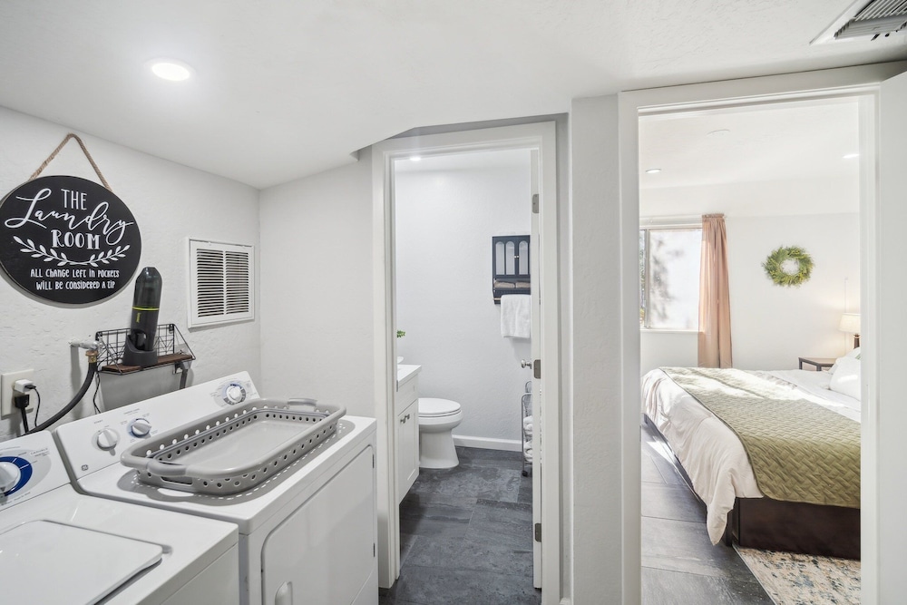 Whispering Pines Retreat 5 Bedroom Home by Yosemite Region Resorts