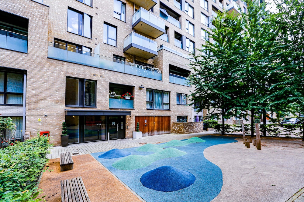 Modern Greenwich Flat With Parking