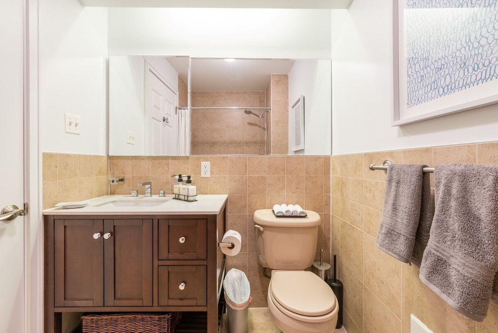 Cypress Court II by Rove Travel 1BR Harlem Apt