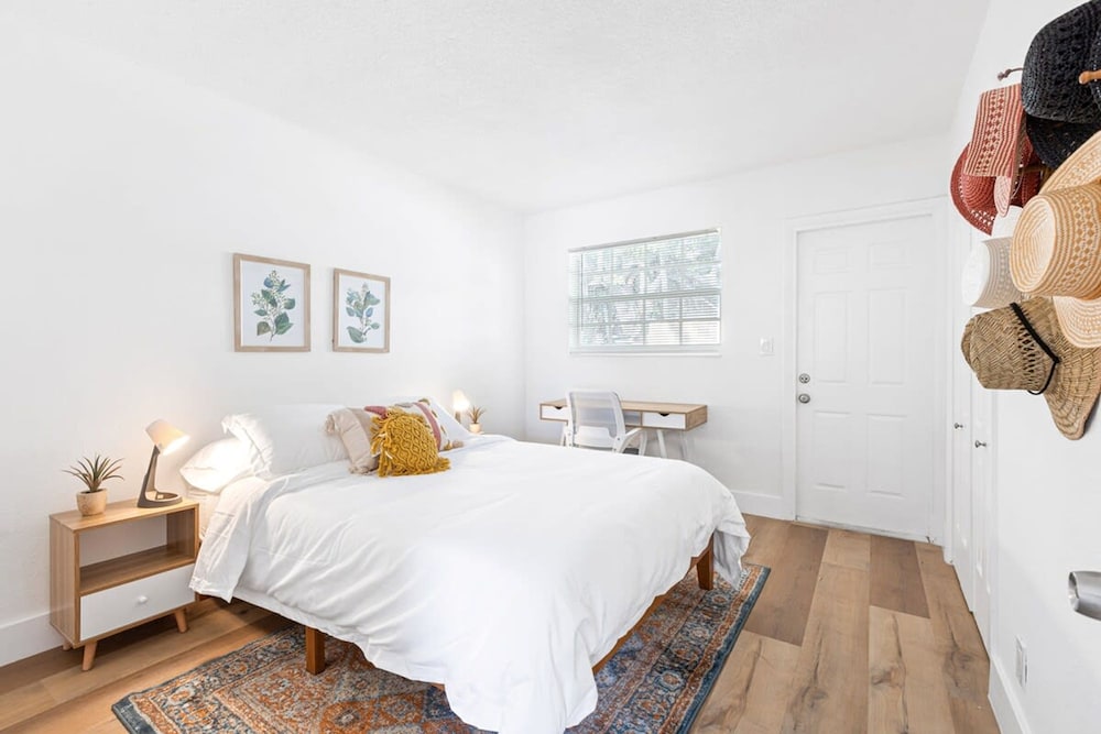 Lovely 2 BR Condo in Sailboat Bend