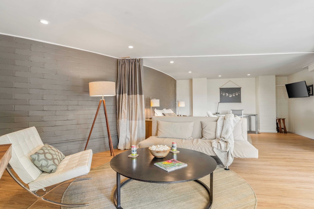 Malibu Hills Studio w/ Mountain Views + Near Beaches Cielo Nook by Avantstay